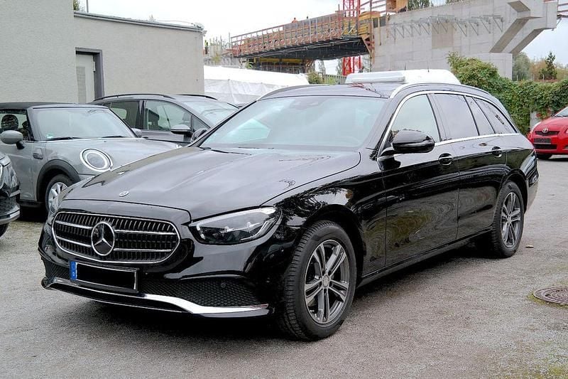 Gebraucht Mercedes E220 200 PS (147 kW) 2023 Schwarz Limousine