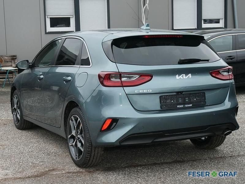 Neu Kia Ceed Style 140 PS (102 kW) 2025 Grau Kleinwagen