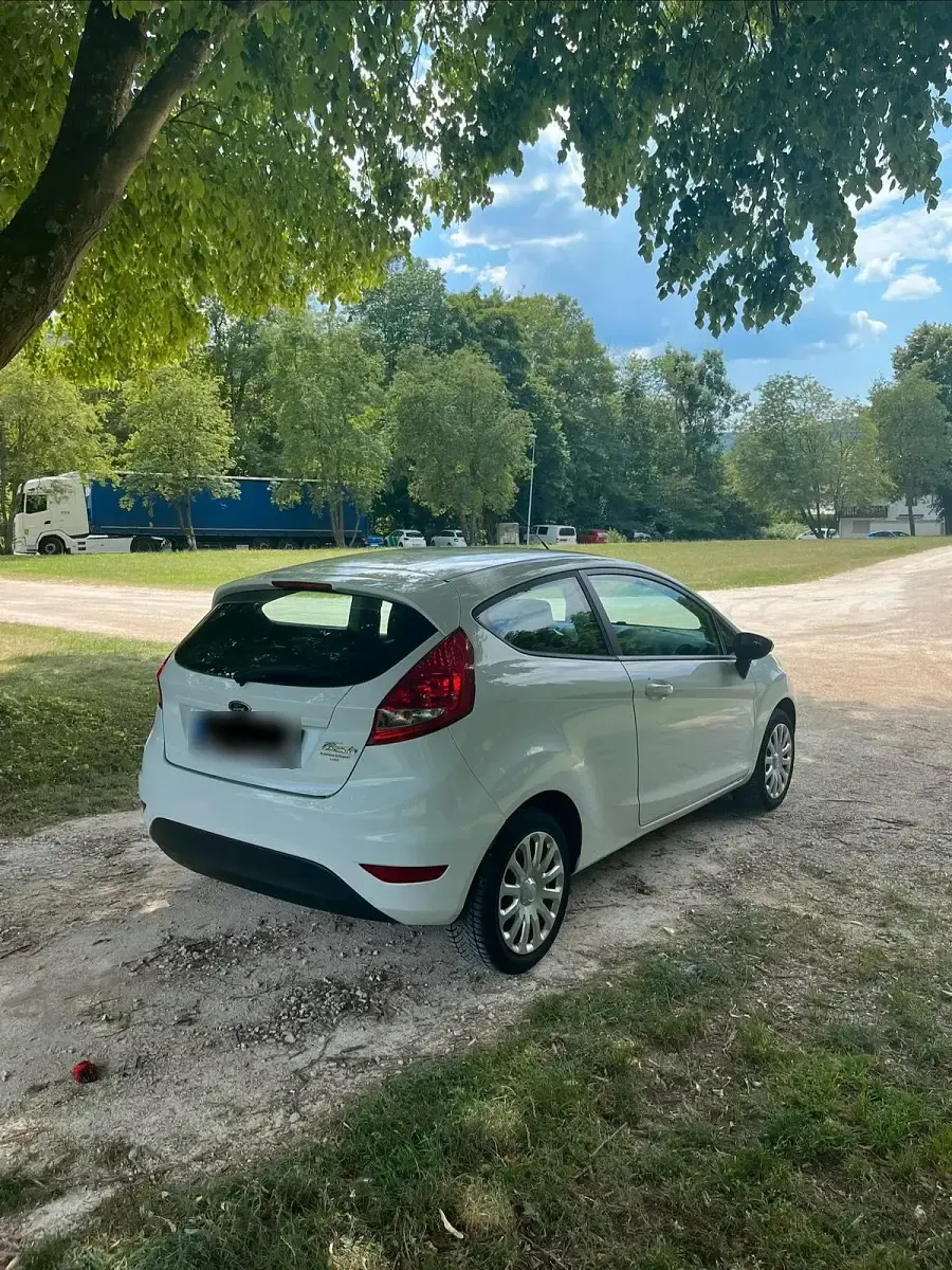 Gebraucht Ford Fiesta 60 PS (44 kW) 2009 Weiß Kleinwagen