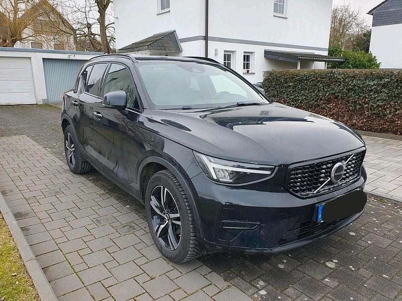 Schwarz Gebraucht 2023 Volvo XC40 Plus SUV | 25.350 € (Superpreis) - Bild 1/4