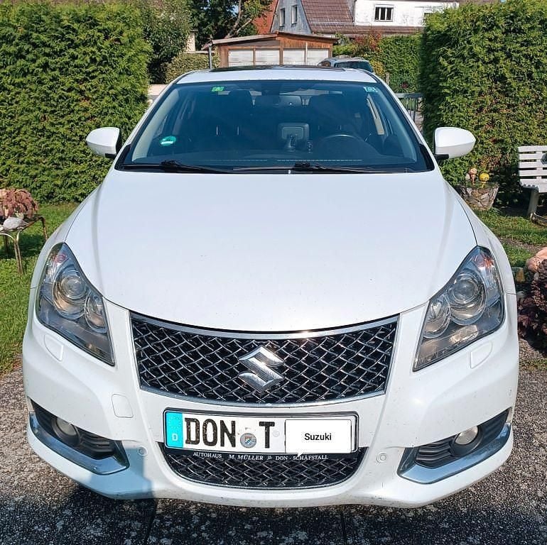 Weiß Gebraucht 2011 Suzuki Kizashi Sport Limousine | 5.990 € (Teuer) - Bild 1/4