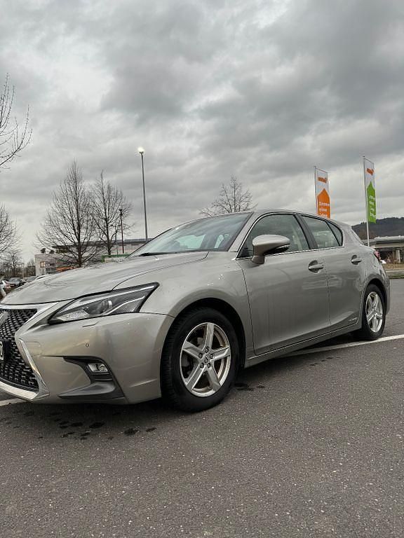 Gebraucht Lexus CT200h 136 PS (100 kW) 2020 Grau Limousine