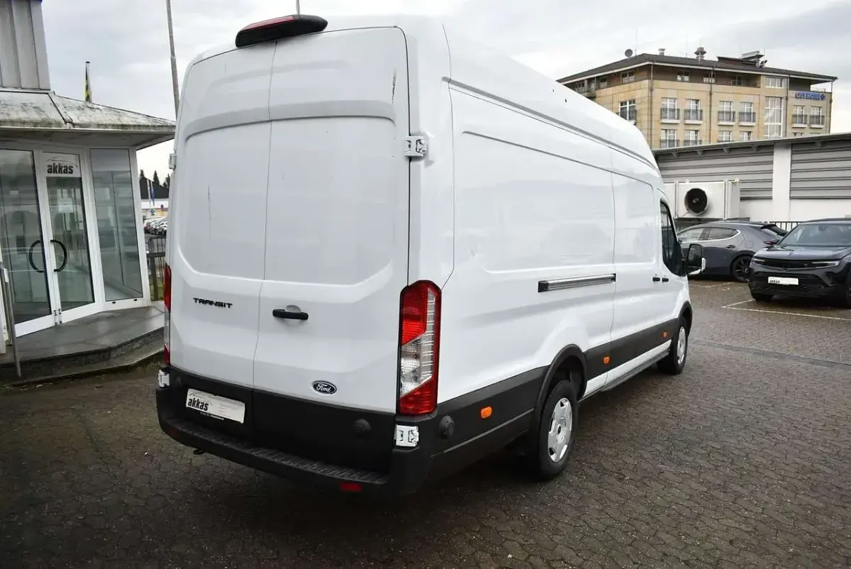 Second-hand Ford Transit Trend 176 CP (129 kW) 2025 Alb Monovolum