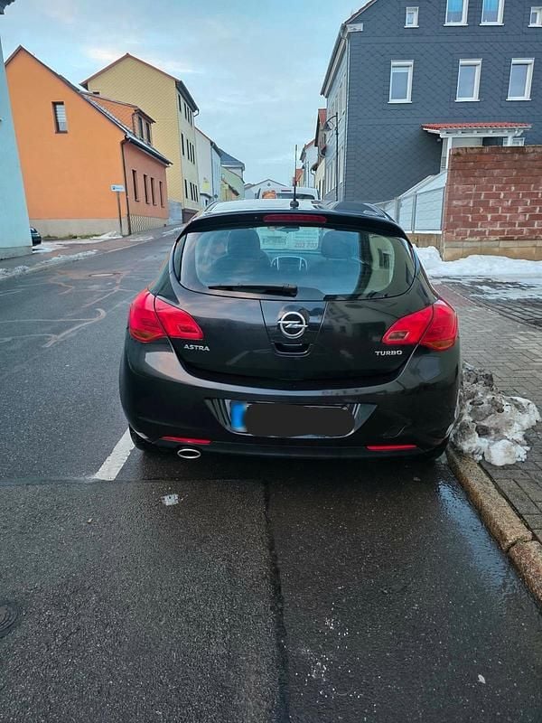 Gebraucht Opel Astra 140 PS (102 kW) 2010 Schwarz Kleinwagen