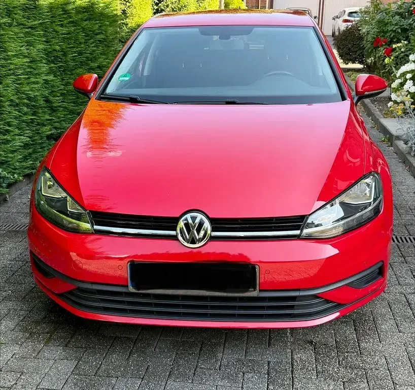 Gebraucht VW Golf VII Trendline 86 PS (63 kW) 2018 Rot Limousine