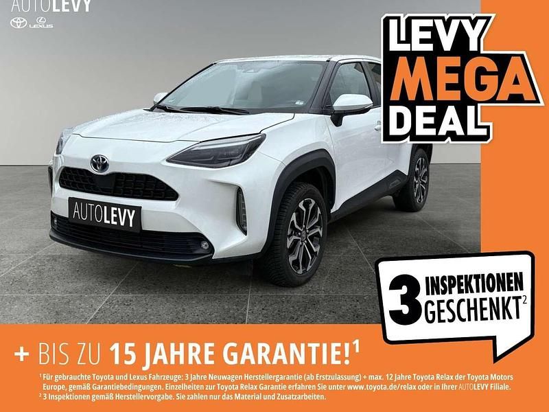 Platinumweiss perleffekt Gebraucht 2021 Toyota Yaris Hybrid Team SUV | 22.487 € (Fairer Preis) - Bild 1/4