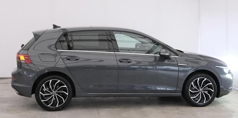 Gebraucht VW Golf VIII Style 150 PS (110 kW) 2023 Grau metallic Limousine