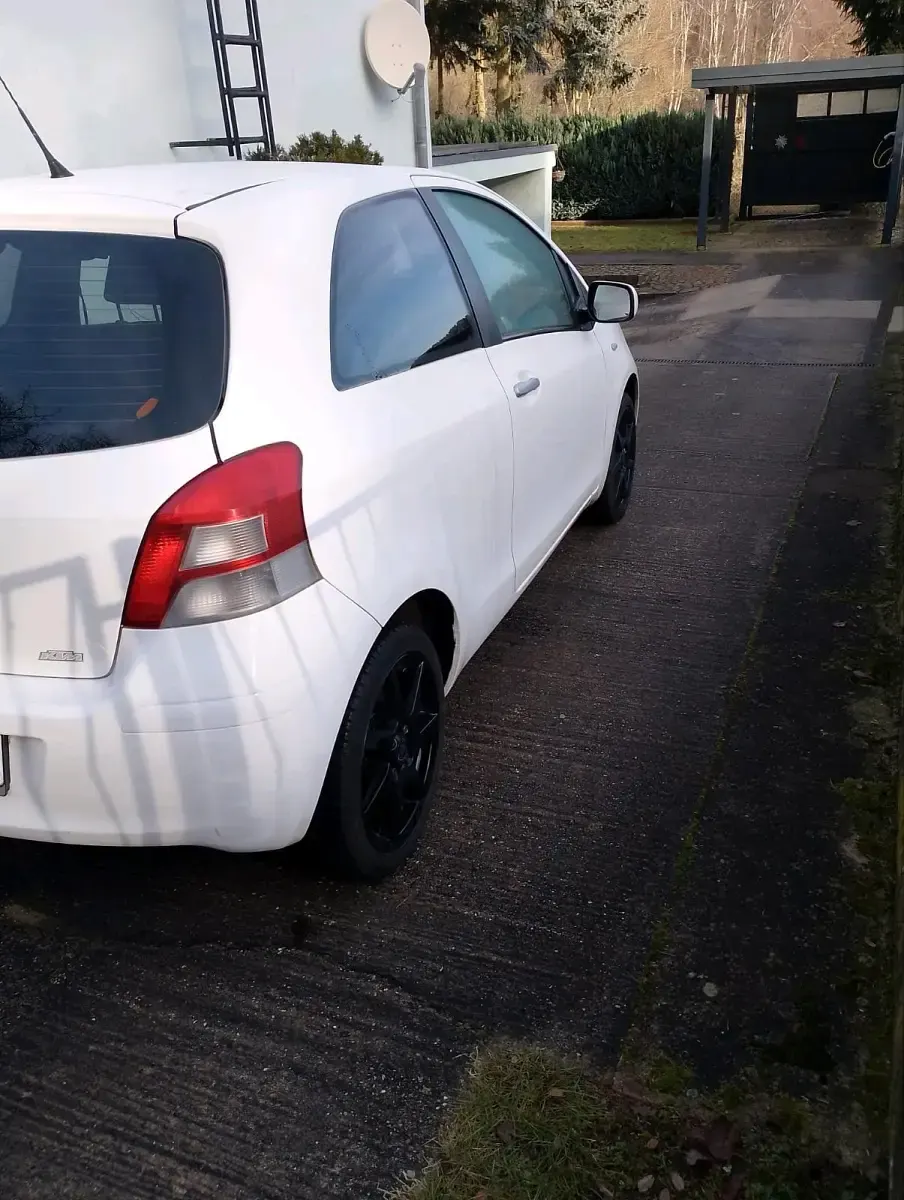 Gebraucht Toyota Yaris 101 PS (74 kW) 2010 Weiß Kleinwagen