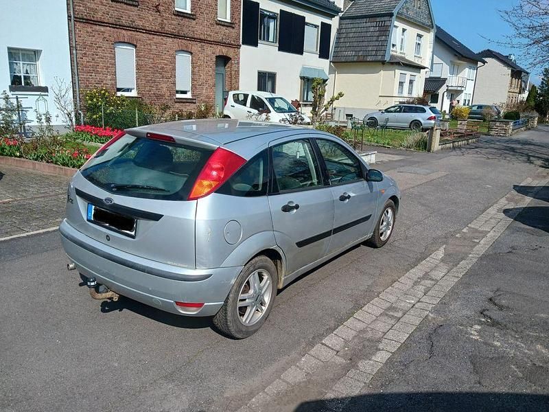 Gebraucht Ford Focus Trend 116 PS (85 kW) 2004 Silber Limousine