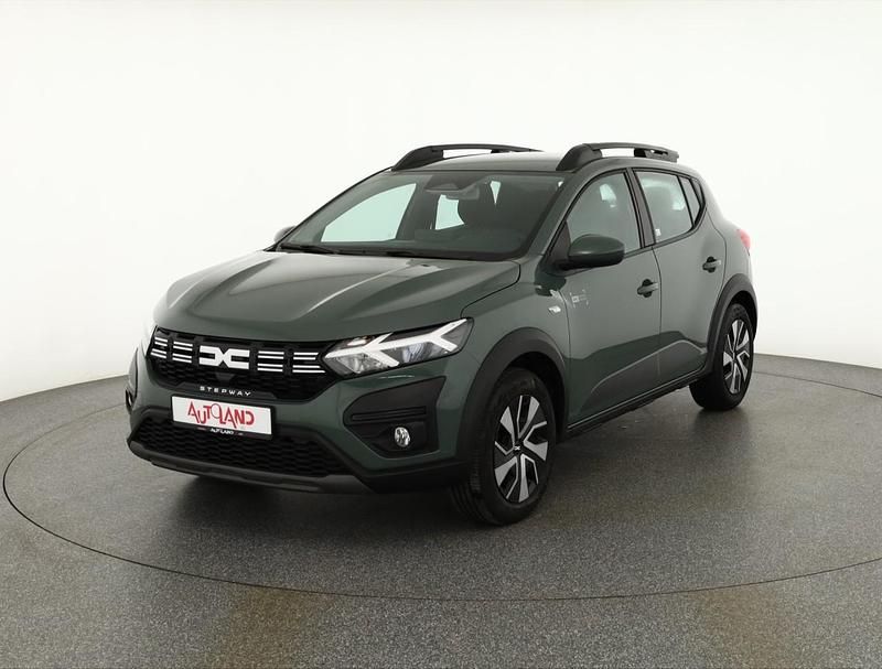 Grün Gebraucht 2025 Dacia Sandero Stepway SUV | 16.490 € (Superpreis) - Bild 1/4
