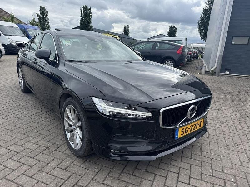 Schwarz Gebraucht 2018 Volvo S90 Momentum Limousine | 11.950 € - Bild 1/4