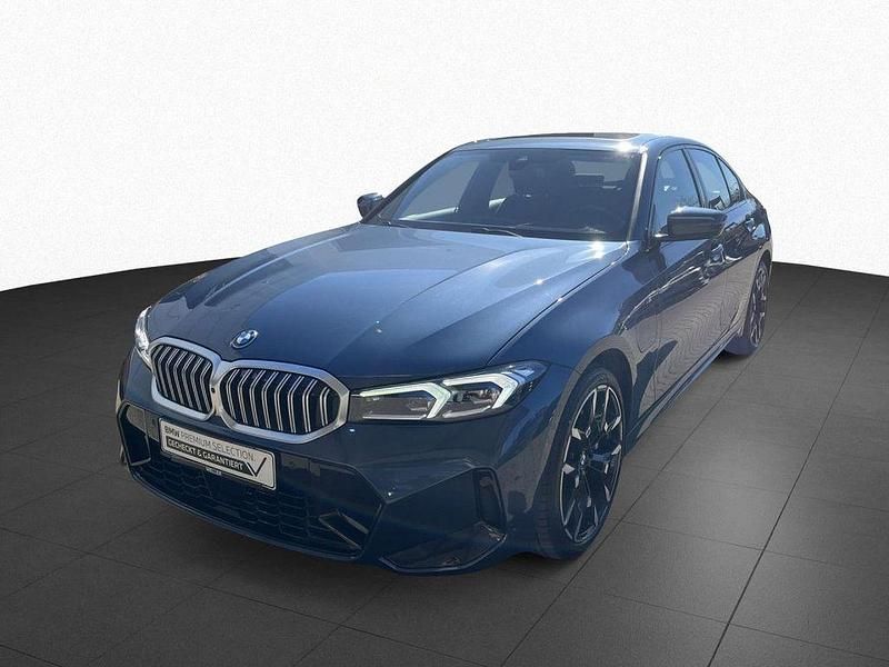 Gebraucht BMW 330e Shadowline 292 PS (214 kW) 2025 Arctic race blue (blau) Kombi