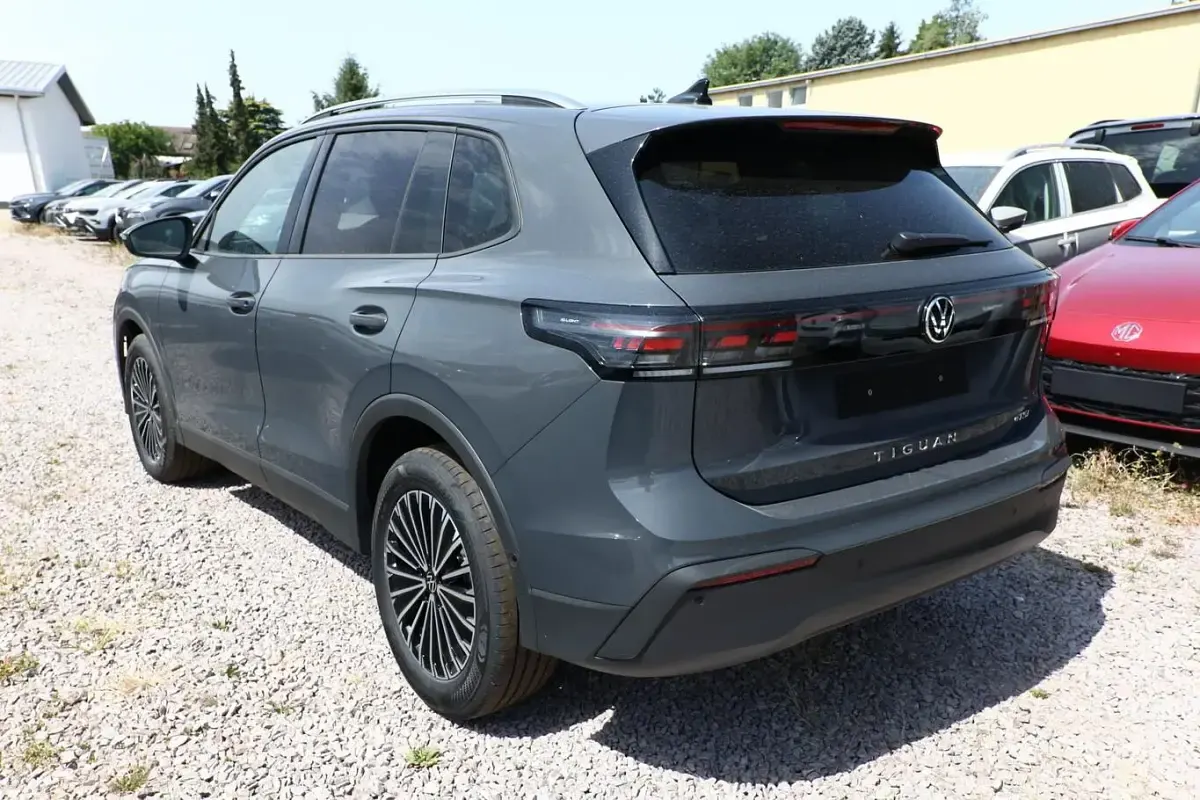 Neu VW Tiguan IQ Drive 150 PS (110 kW) 2026 Dolphin gray SUV