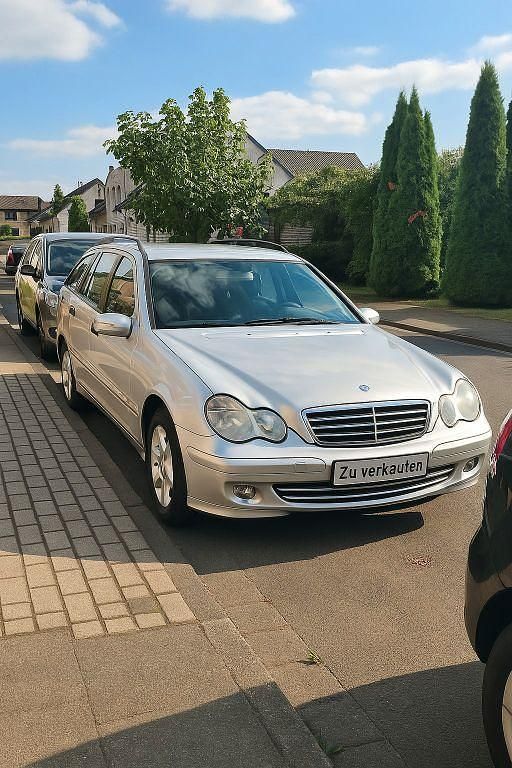 Grau Gebraucht 2007 Mercedes 220 Limousine | 4.000 € (Fairer Preis) - Bild 1/2