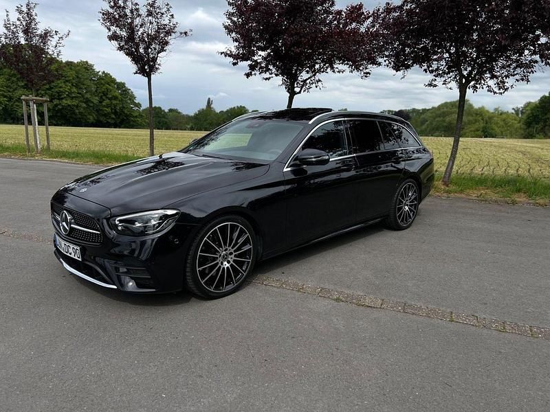 Schwarz Gebraucht 2021 Mercedes E220 AMG line Kombi | 37.499 € (Etwas zu teuer) - Bild 1/4