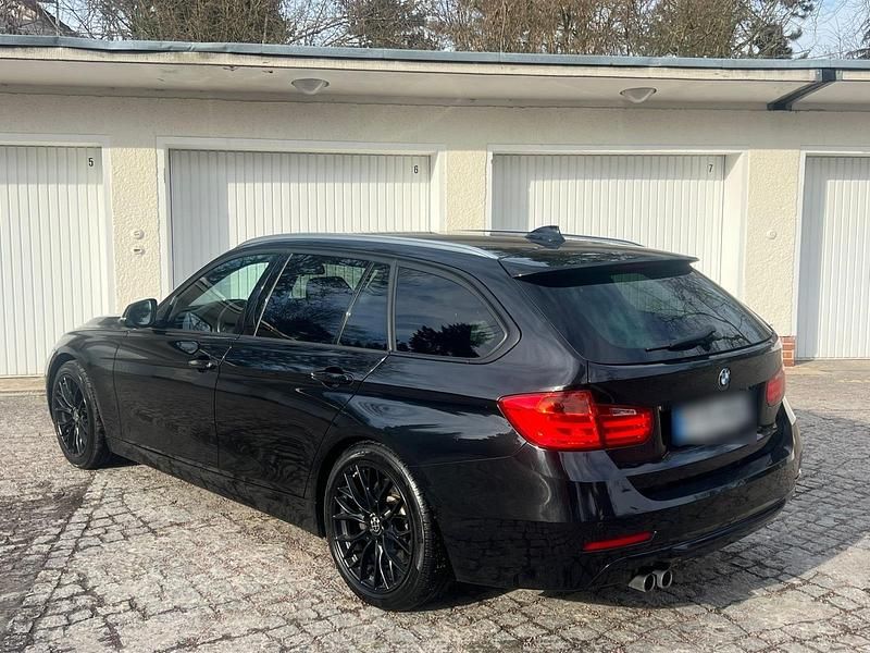 Gebraucht BMW 330 Sport Line 258 PS (189 kW) 2013 Schwarz Kombi