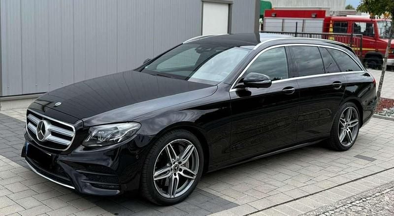 Schwarz Gebraucht 2018 Mercedes E350 AMG line Kombi | 27.950 € (Superpreis) - Bild 1/4