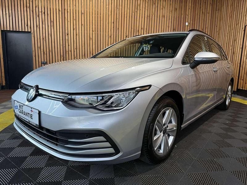Silber Gebraucht 2023 VW Golf VIII Life Kombi | 24.990 € (Guter Preis) - Bild 1/4