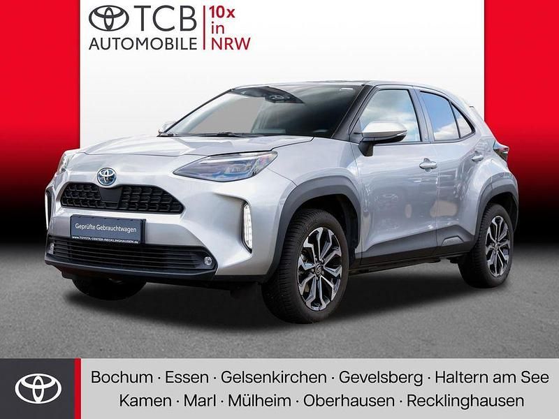 Shimmering silver metallic Gebraucht 2021 Toyota Yaris Hybrid Connect Style Limousine | 23.789 € - Bild 1/4