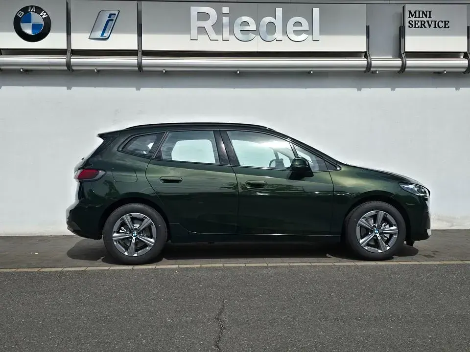 Gebraucht BMW 220 Active Tourer 170 PS (125 kW) 2025 Grün Van / Kleinbus