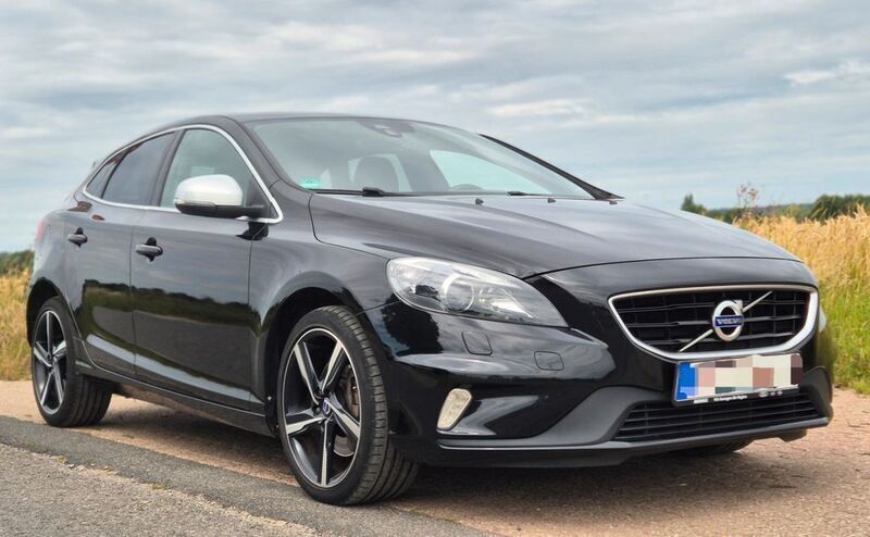 Schwarz Gebraucht 2015 Volvo V40 R-Design Kombi | 12.500 € (Etwas zu teuer) - Bild 1/4
