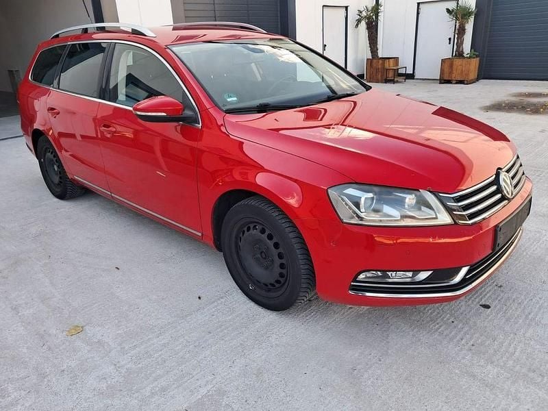 Rot Gebraucht 2013 VW Passat Highline Kombi | 5.990 € (Guter Preis) - Bild 1/4