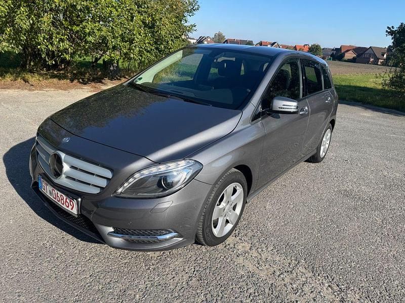 Grau Gebraucht 2013 Mercedes 200 Limousine | 12.900 € (Fairer Preis) - Bild 1/4