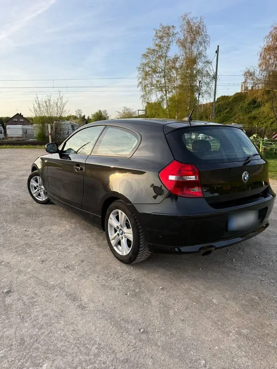 Gebraucht BMW 116 122 PS (89 kW) 2011 Schwarz Kleinwagen