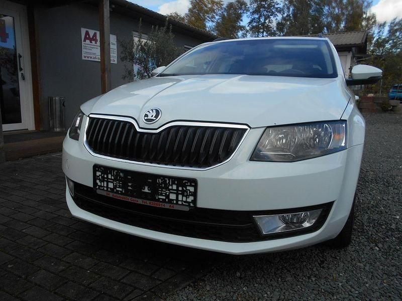 Weiß Gebraucht 2016 Skoda Octavia Joy Kombi | 9.990 € (Guter Preis) - Bild 1/4