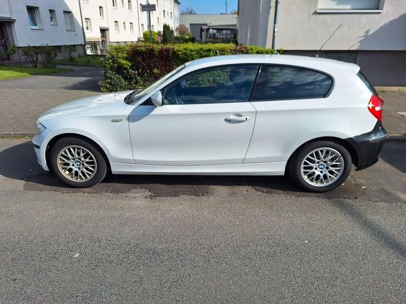 Gebraucht BMW 116 122 PS (89 kW) 2011 Weiß Kleinwagen
