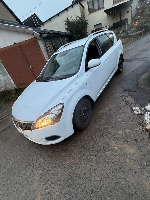 Gebraucht Kia Ceed 105 PS (77 kW) 2012 Weiß Kleinwagen