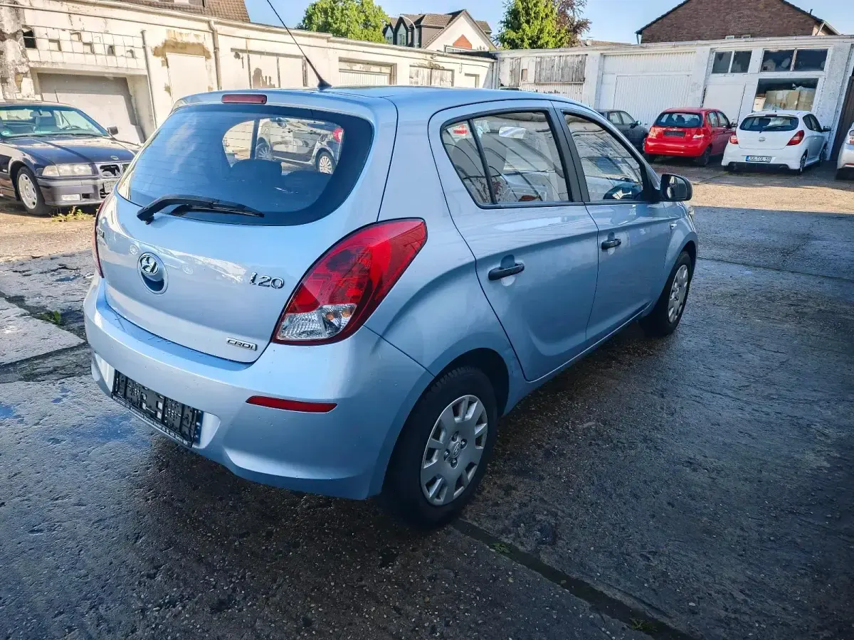 Gebraucht Hyundai i20 75 PS (55 kW) 2013 Blau Kleinwagen