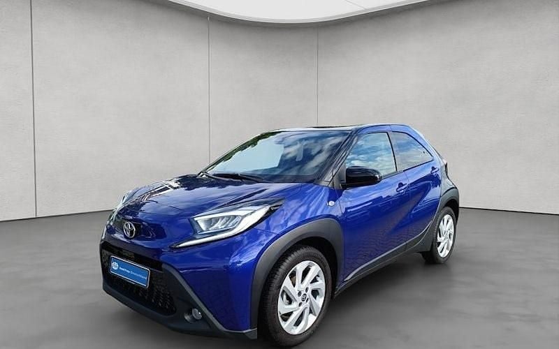 Juniper blue metallic/ night sky black Gebraucht 2022 Toyota Aygo Comfort Kleinwagen | 14.990 € (Fairer Preis) - Bild 1/4