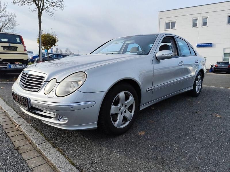 Silber Gebraucht 2003 Mercedes E200 Avantgarde Limousine | 5.950 € (Teuer) - Bild 1/4