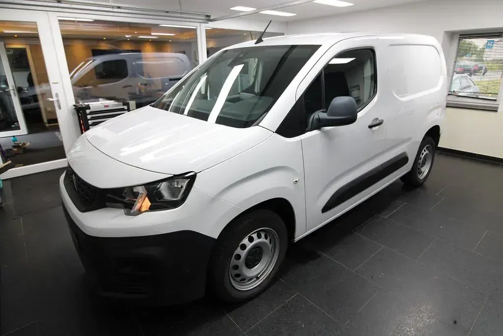 Gebraucht Peugeot Partner Premium 131 PS (96 kW) 2019 Weiß Van / Kleinbus