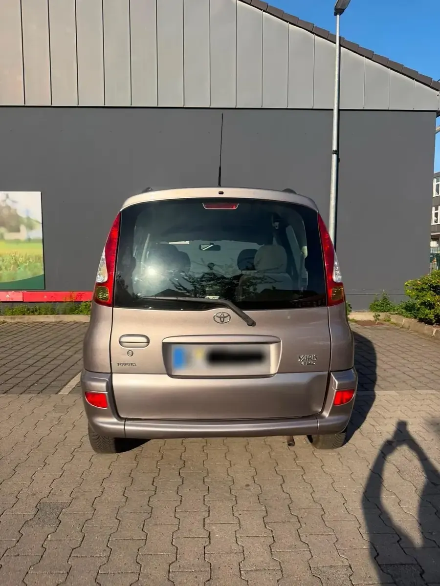 Gebraucht Toyota Yaris Verso 87 PS (63 kW) 2005 Grau Van / Kleinbus