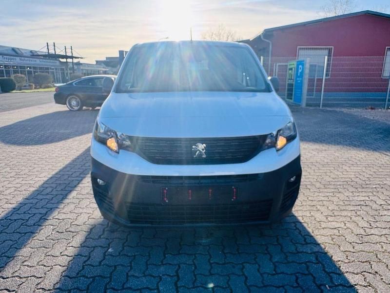 Gebraucht Peugeot Partner Premium 131 PS (96 kW) 2019 Weiß Van / Kleinbus