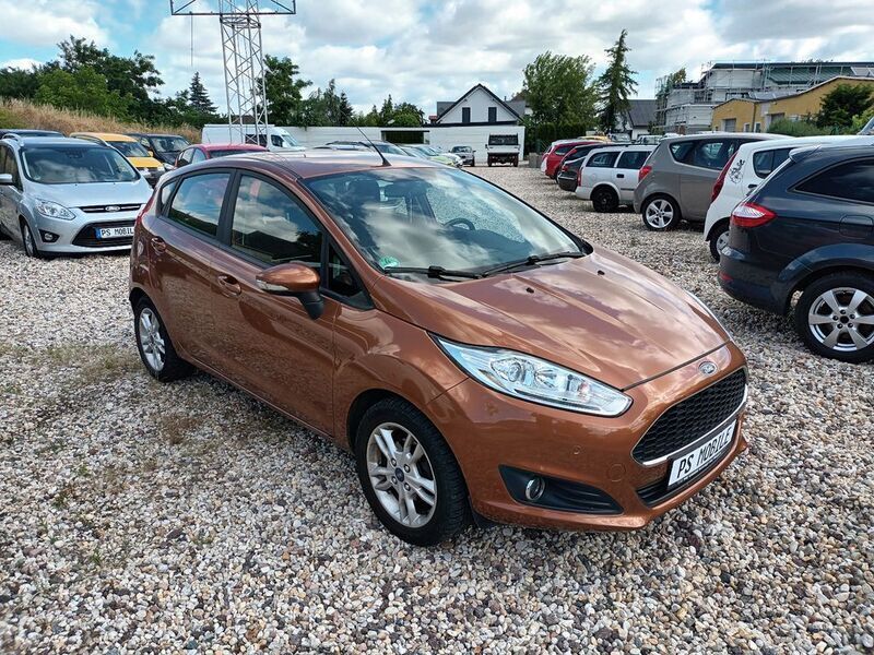 Braun Gebraucht 2016 Ford Fiesta Celebration Kleinwagen | 5.500 € (Fairer Preis) - Bild 1/4