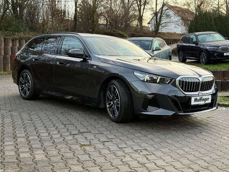 Gebraucht BMW 520 M Sport 190 PS (139 kW) 2025 Sophistograu brillanteffekt Kombi