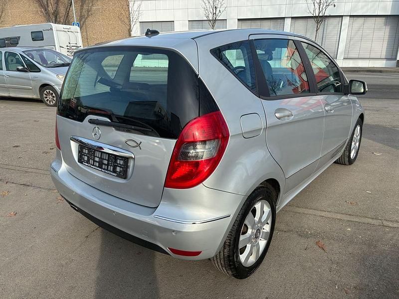 Gebraucht Mercedes A160 Avantgarde 95 PS (69 kW) 2011 Silber Limousine