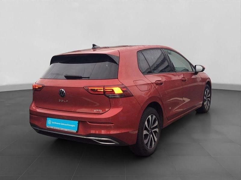 Gebraucht VW Golf VIII Active 110 PS (80 kW) 2022 Rot Limousine
