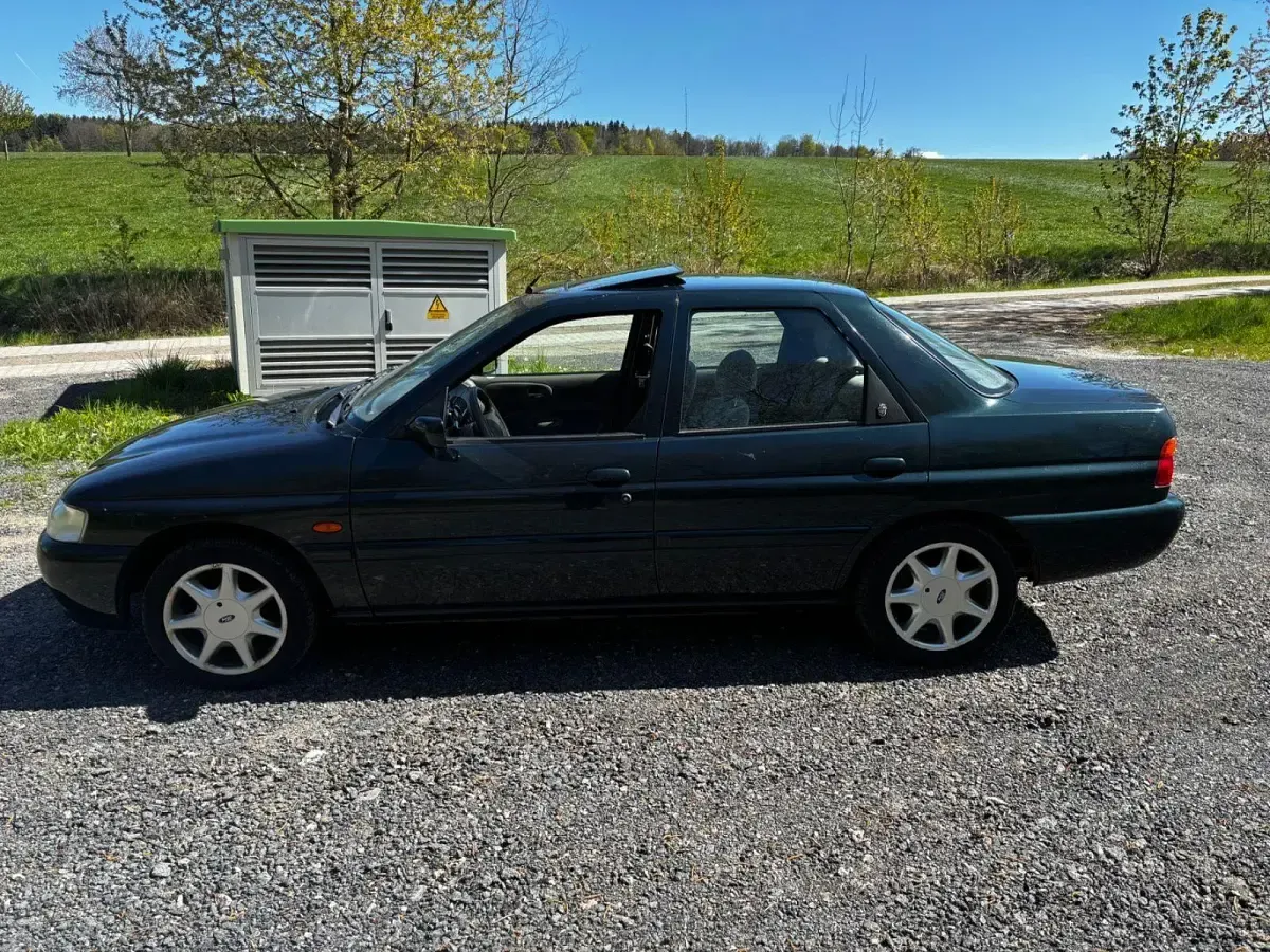 Gebraucht Ford Escort 90 PS (66 kW) 1996 Grün Limousine