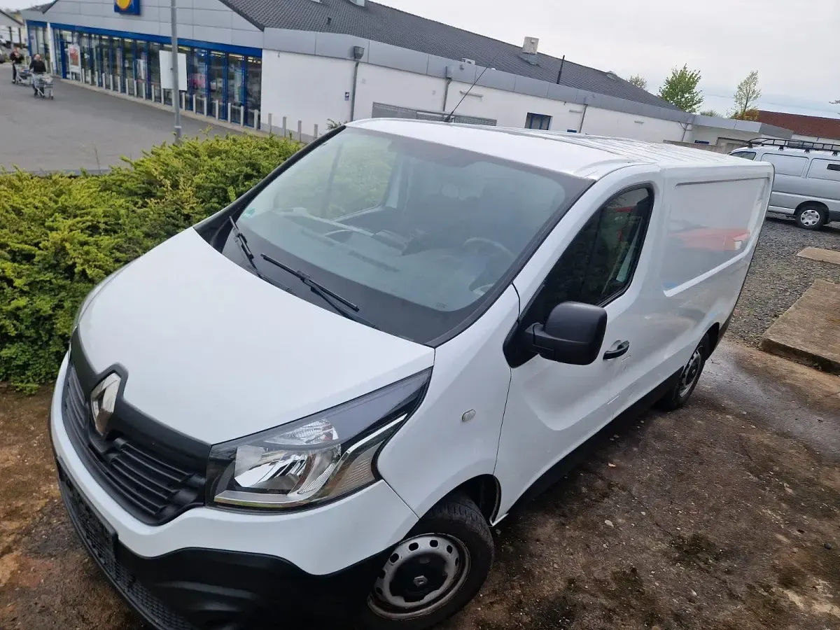 Gebraucht Renault Trafic 121 PS (88 kW) 2018 Weiß Van / Kleinbus