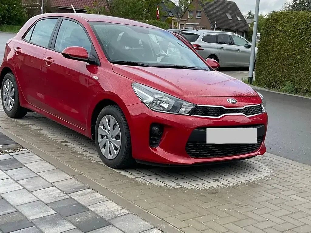 Używany Kia Rio Attract 84 KM (61 kW) 2017 Czerwony Sedan/Limuzyna
