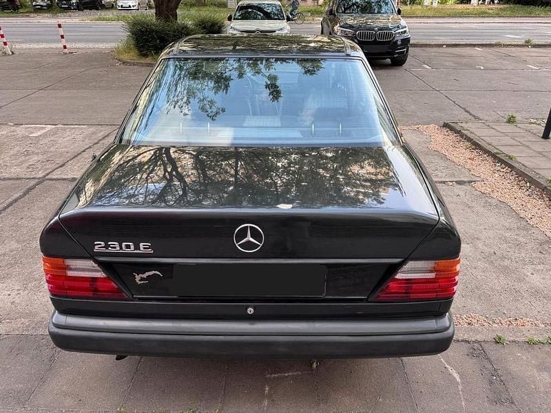 Gebraucht Mercedes E230 137 PS (100 kW) 1987 Schwarz Limousine