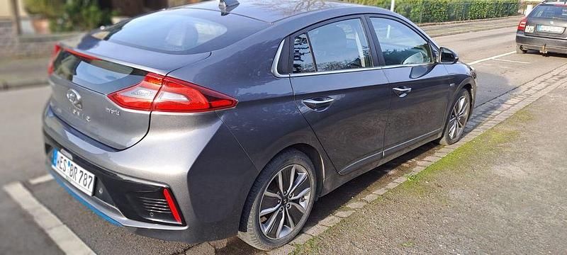 Gebraucht Hyundai Ioniq Premium 141 PS (103 kW) 2019 Grau Kleinwagen