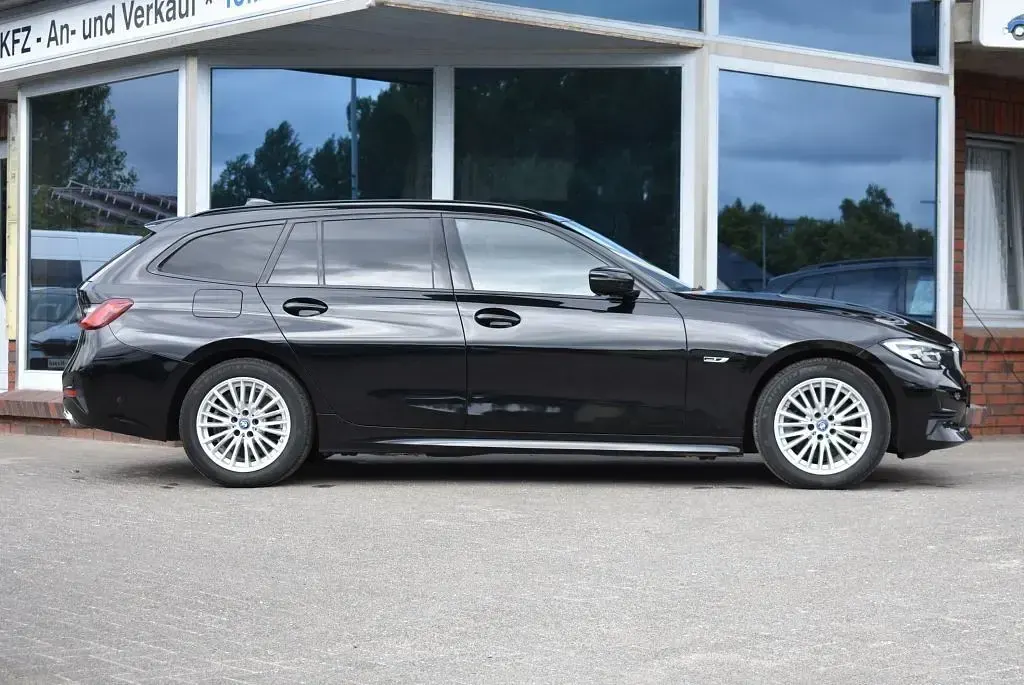 Gebraucht BMW 320e Sport Line 204 PS (150 kW) 2022 Schwarz ii Kombi