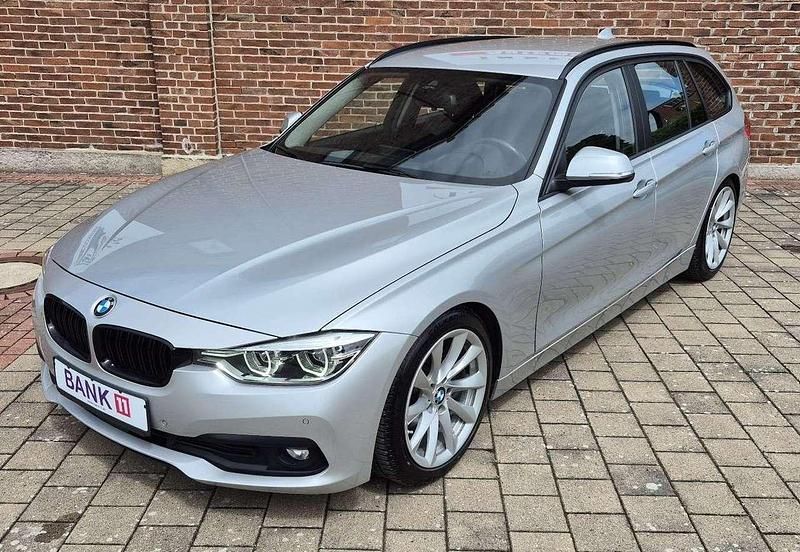 Glaciersilber metallic Gebraucht 2018 BMW 320 Advantage Kombi | 15.990 € (Fairer Preis) - Bild 1/4