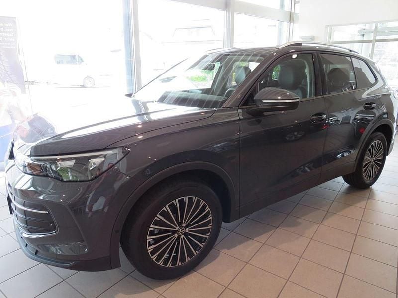 Delfingrau metallic Neu 2025 VW Tiguan Life SUV | 39.880 € (Superpreis) - Bild 1/4