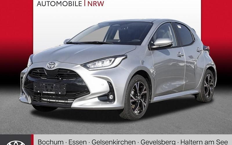 Grau Neu 2025 Toyota Yaris Hybrid Club Limousine | 27.489 € (Etwas zu teuer) - Bild 1/4
